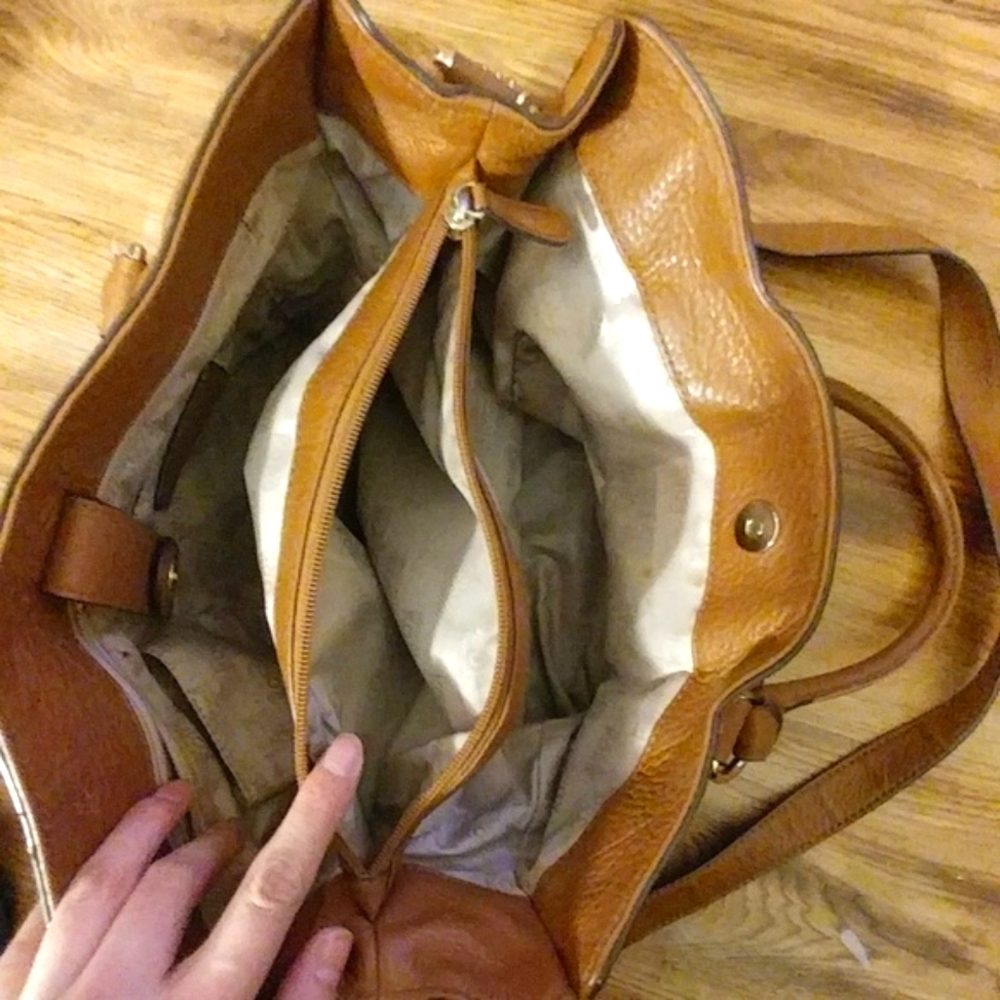 FINAL SALE! Michael Kors 100% leather handbag - Picture 2 of 8